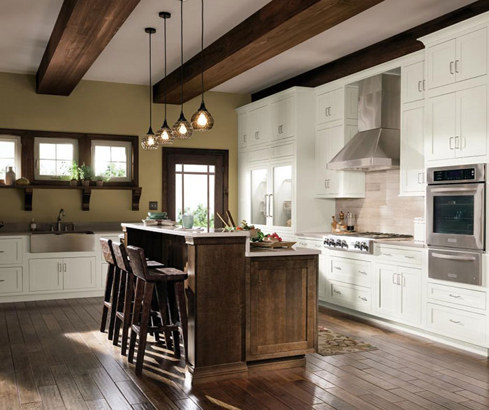 Quartersawn Oak cabinets in a rustic kitchen by Decora Cabinetry