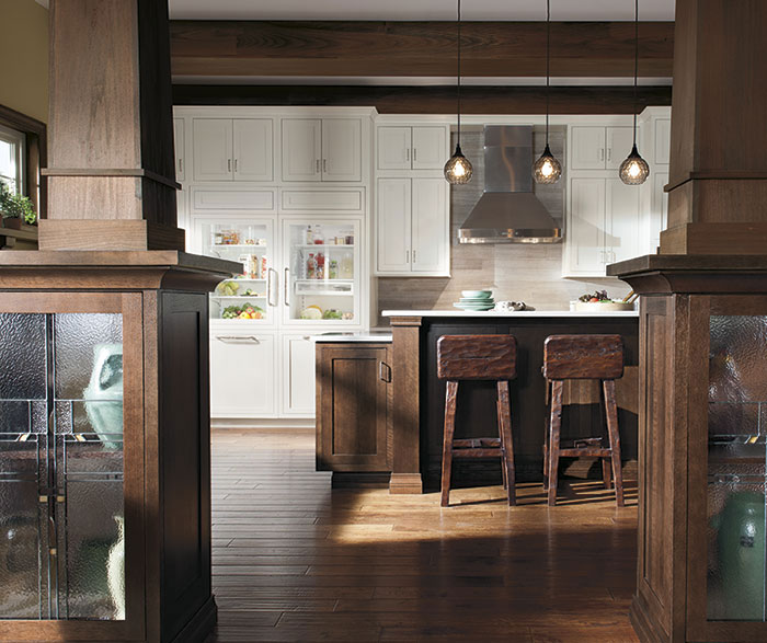 Quartersawn Oak cabinets in a rustic kitchen by Decora Cabinetry